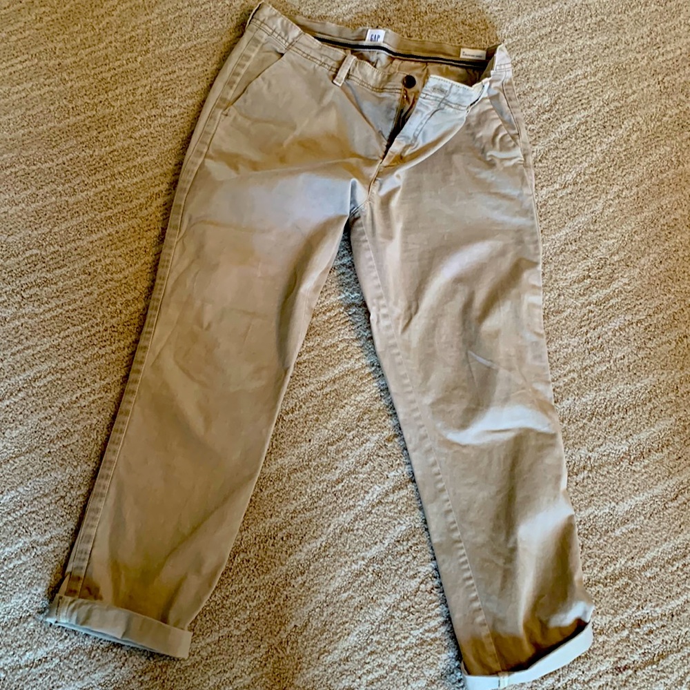 Size 8 GAP Girlfriend Chino in Tan Cotton. 2 front pockets and 2 back pockets.